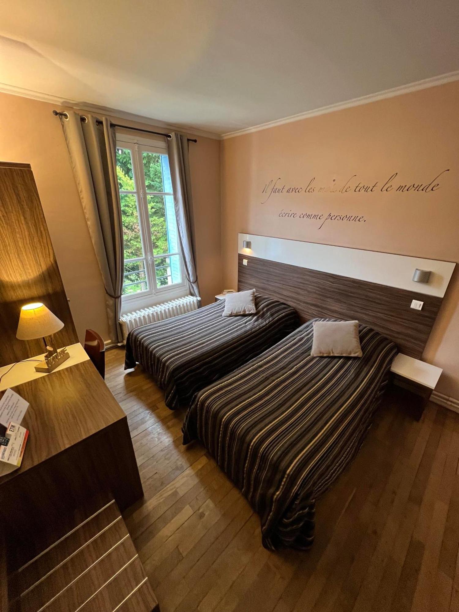 Logis Hotel & Restaurant - Les Bords De Seine La Roche-Guyon Exterior foto