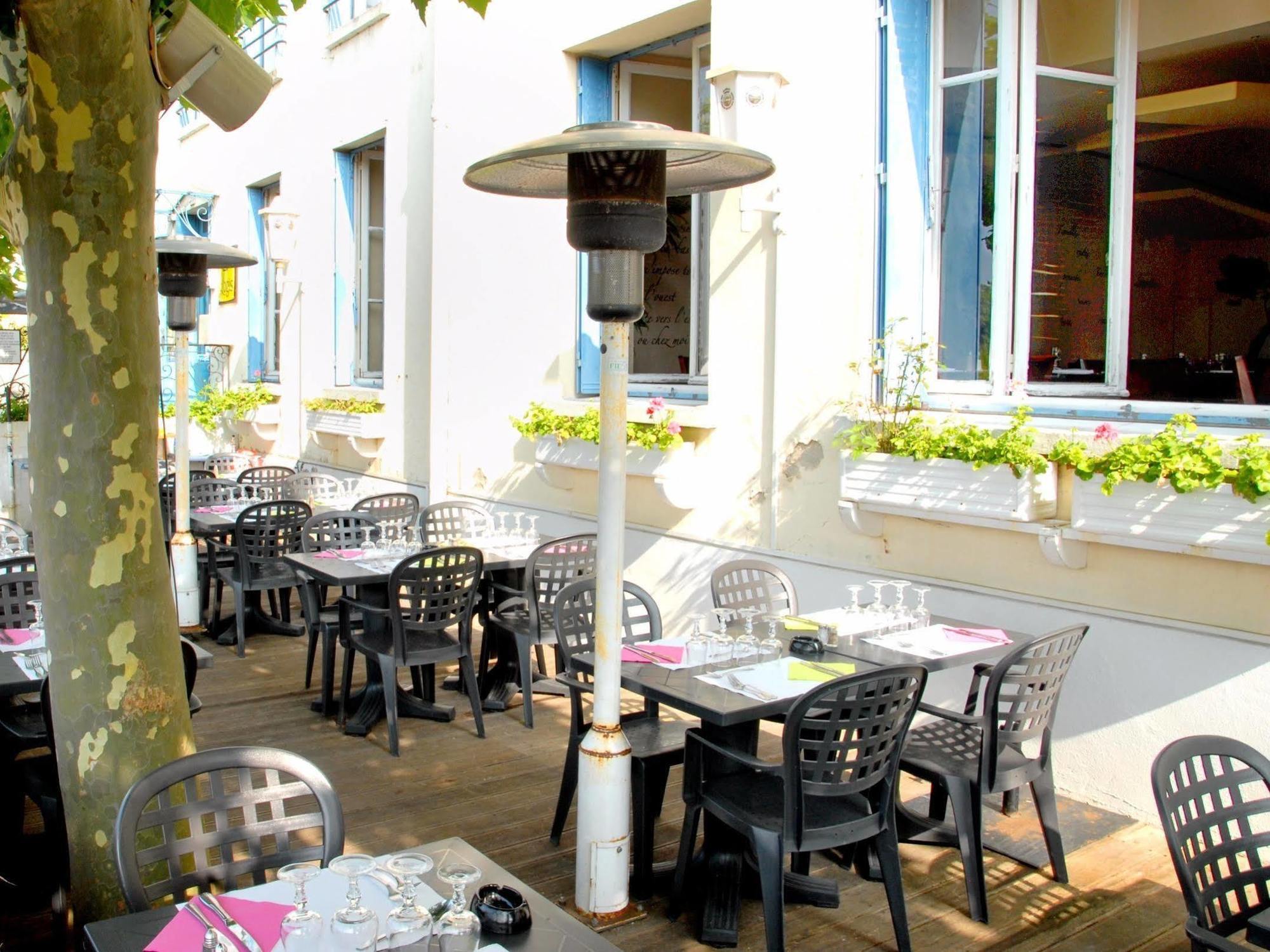 Logis Hotel & Restaurant - Les Bords De Seine La Roche-Guyon Exterior foto